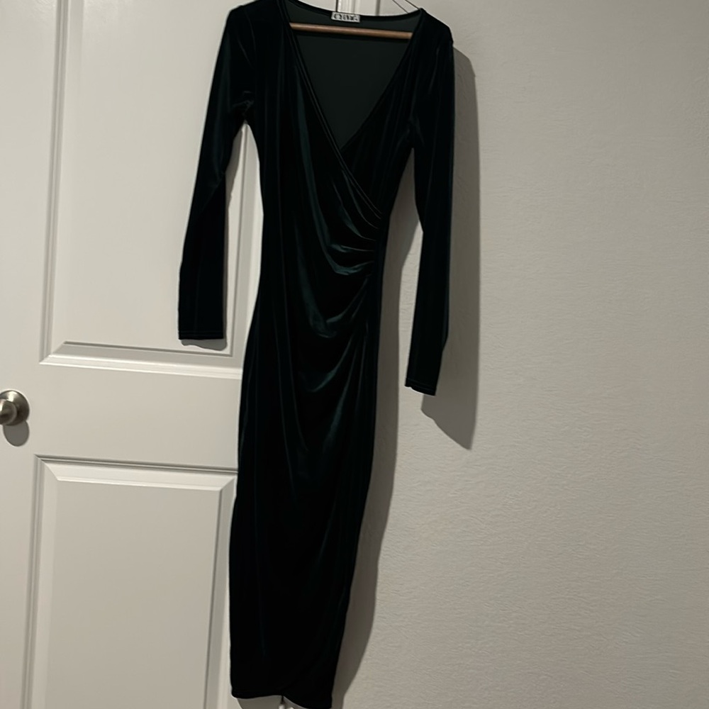 CYiNu Emerald Green Velvet Midi Dress